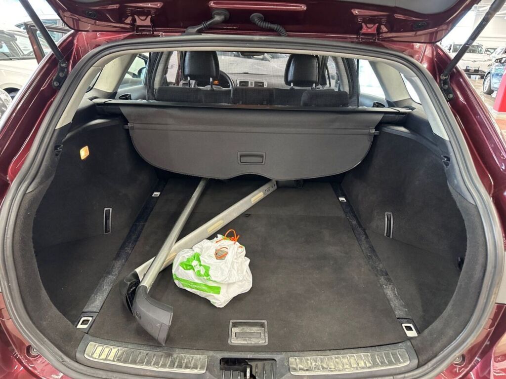Toyota Avensis 2012 Punainen
