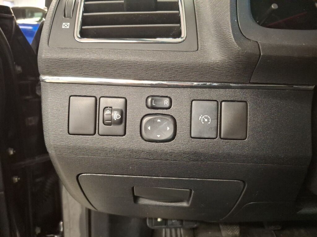 Toyota Avensis 2012 Harmaa