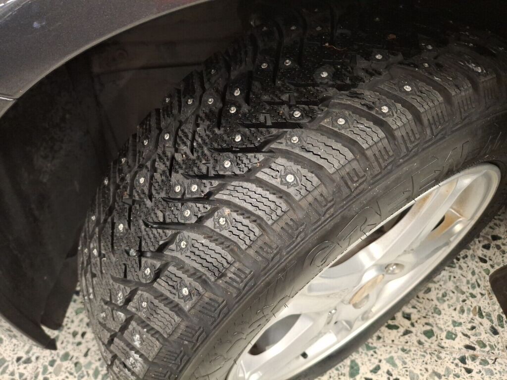 Toyota Avensis 2012 Harmaa