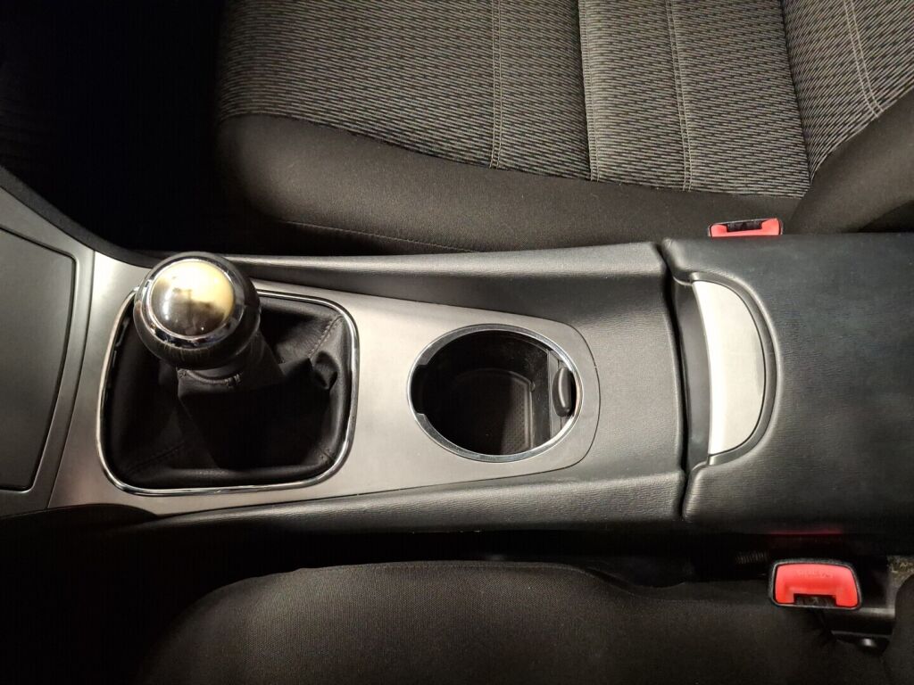 Toyota Avensis 2012 Harmaa