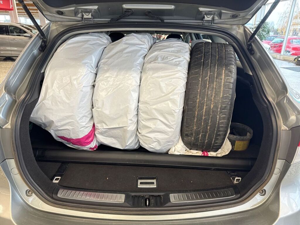 Toyota Avensis 2012 Harmaa