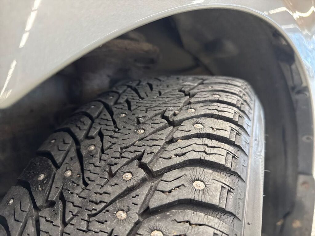 Toyota Avensis 2012 Harmaa