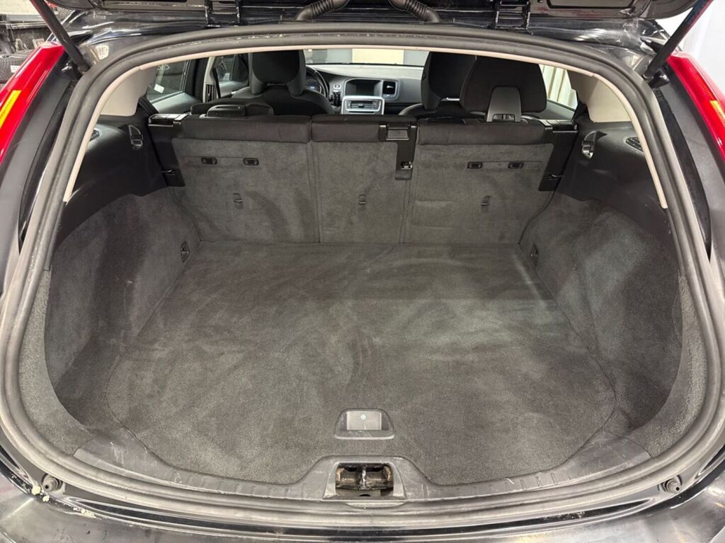 Volvo V60 2012 Musta