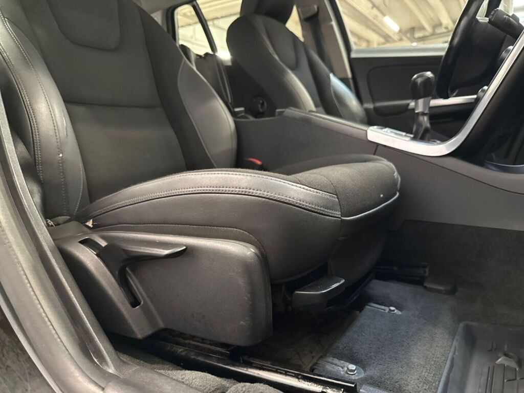 Volvo V60 2012 Musta