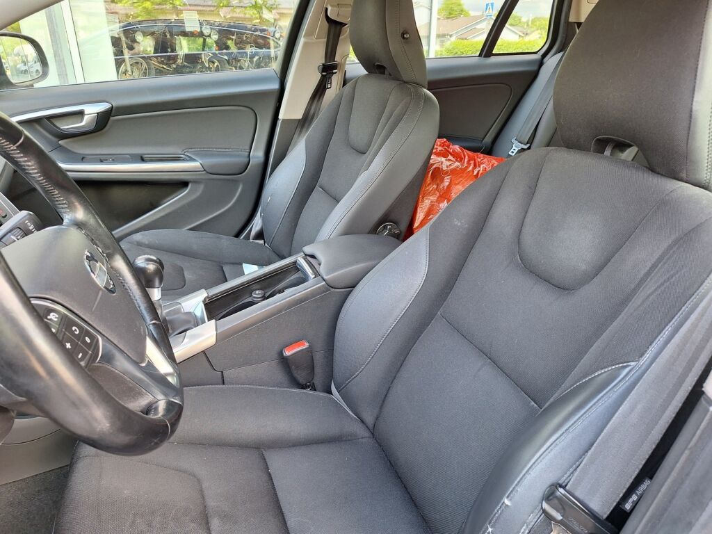 Volvo V60 2012 Musta