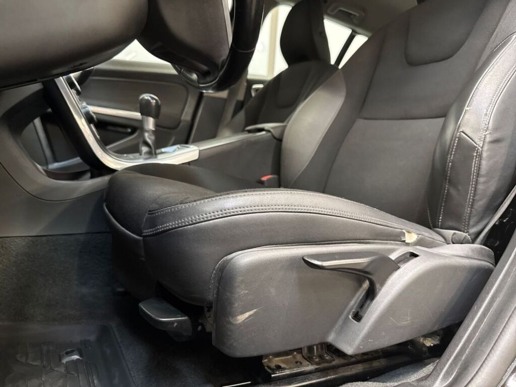 Volvo V60 2012 Musta