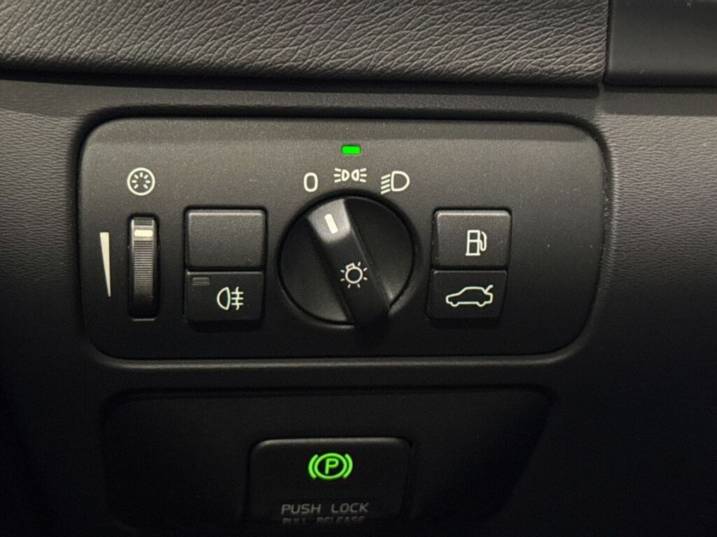 Volvo V60 2012 Musta