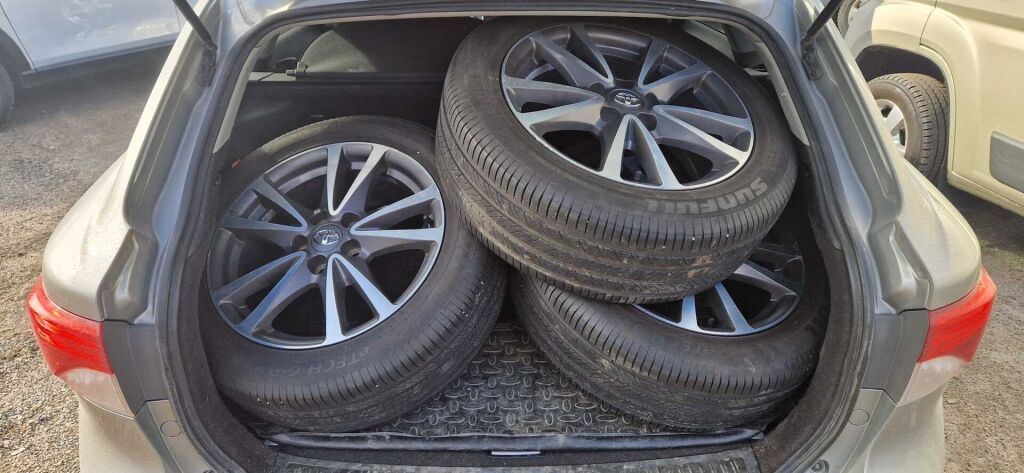 Toyota Avensis 2012 Harmaa