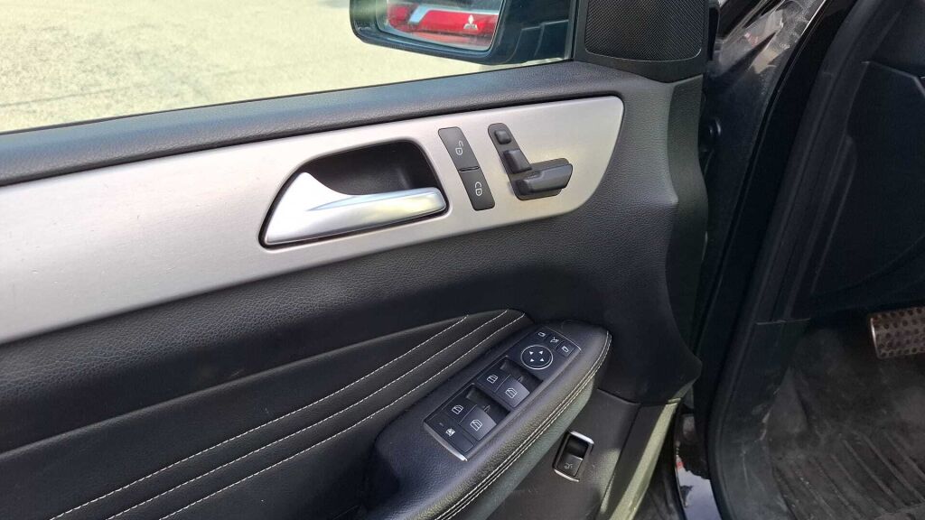 Mercedes-Benz ML 2011 Musta