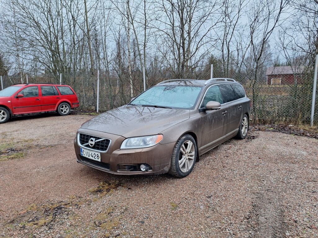 Volvo V70 2012 Ruskea (beige)