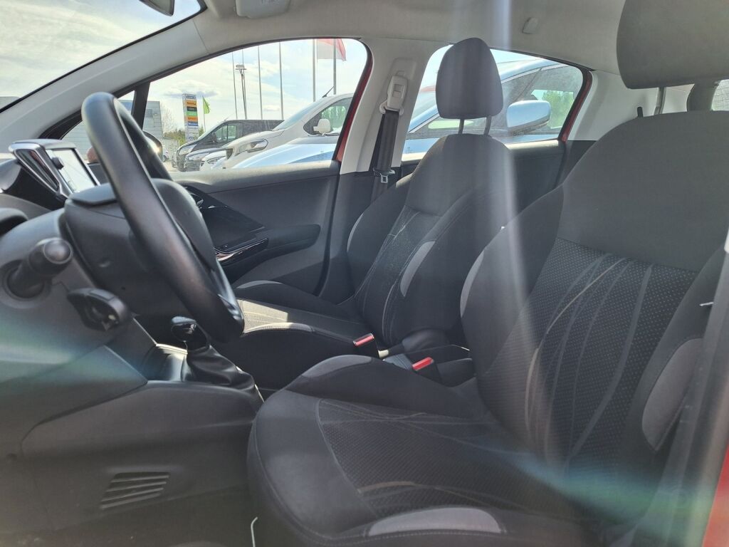 Peugeot 208 2012 Punainen