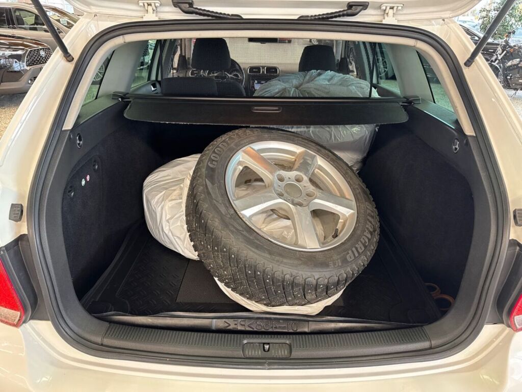 Volkswagen Golf 2012 Valkoinen