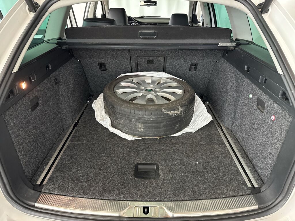 Skoda Superb 2012 Valkoinen