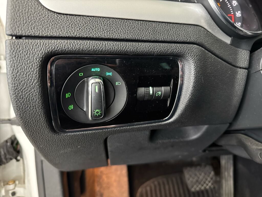 Skoda Superb 2012 Valkoinen