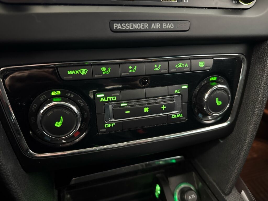 Skoda Superb 2012 Valkoinen