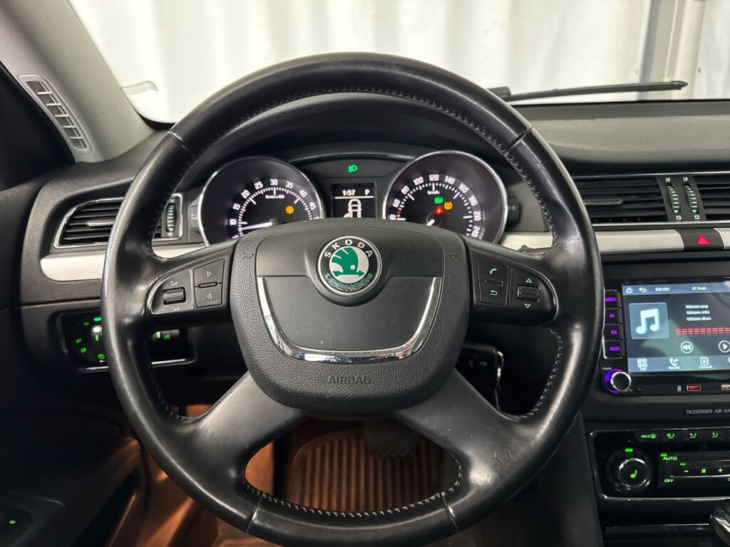 Skoda Superb 2012 Valkoinen