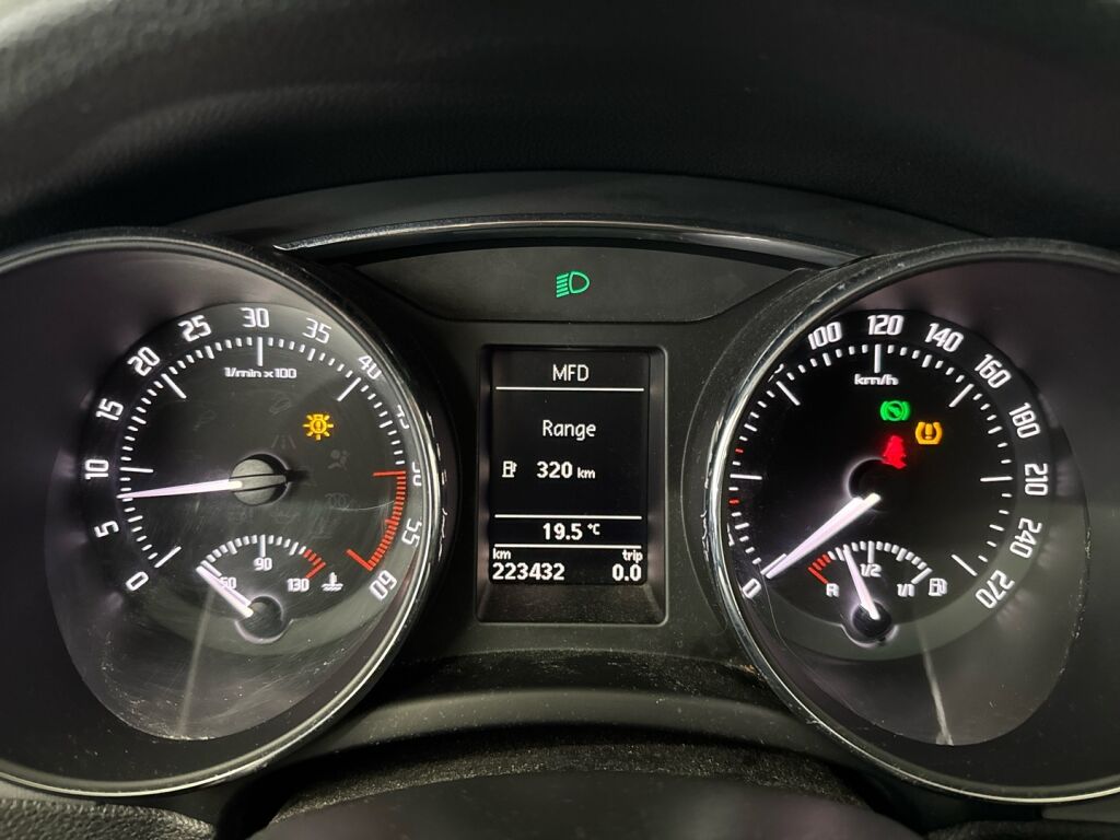 Skoda Superb 2012 Valkoinen