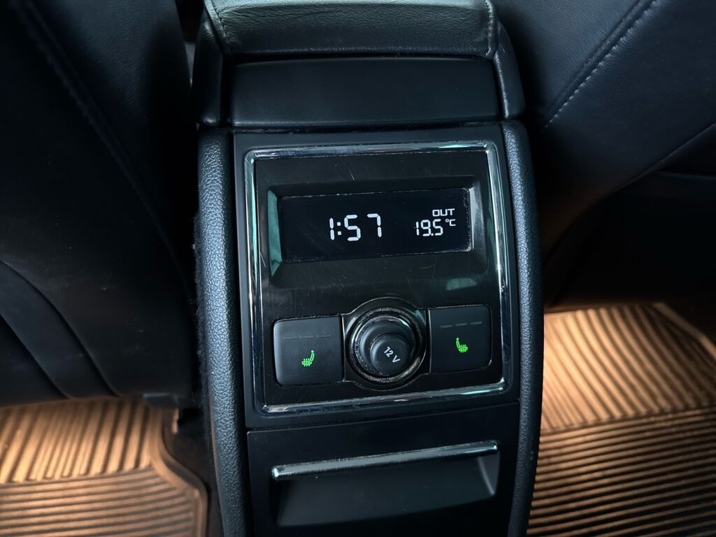 Skoda Superb 2012 Valkoinen