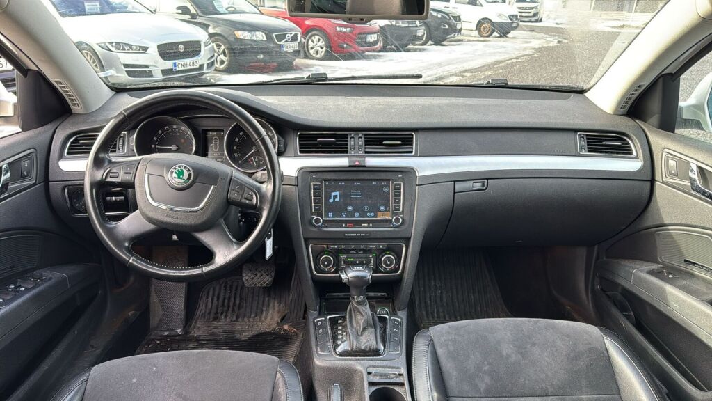 Skoda Superb 2012 Valkoinen