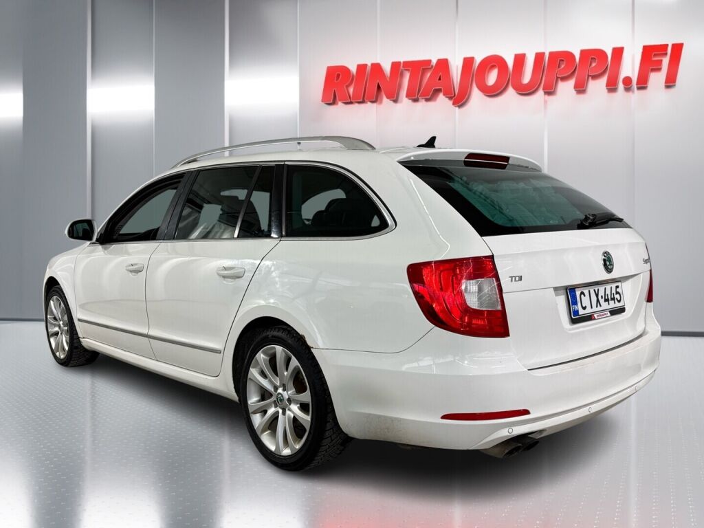 Skoda Superb 2012 Valkoinen