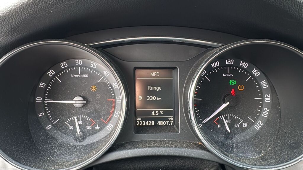 Skoda Superb 2012 Valkoinen