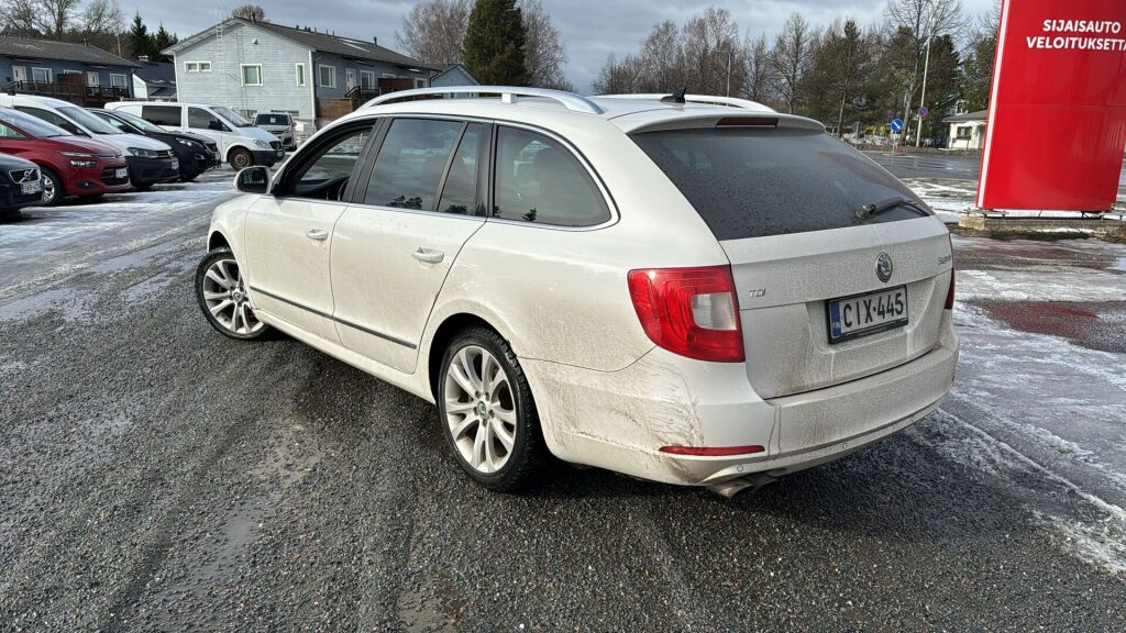 Skoda Superb 2012 Valkoinen