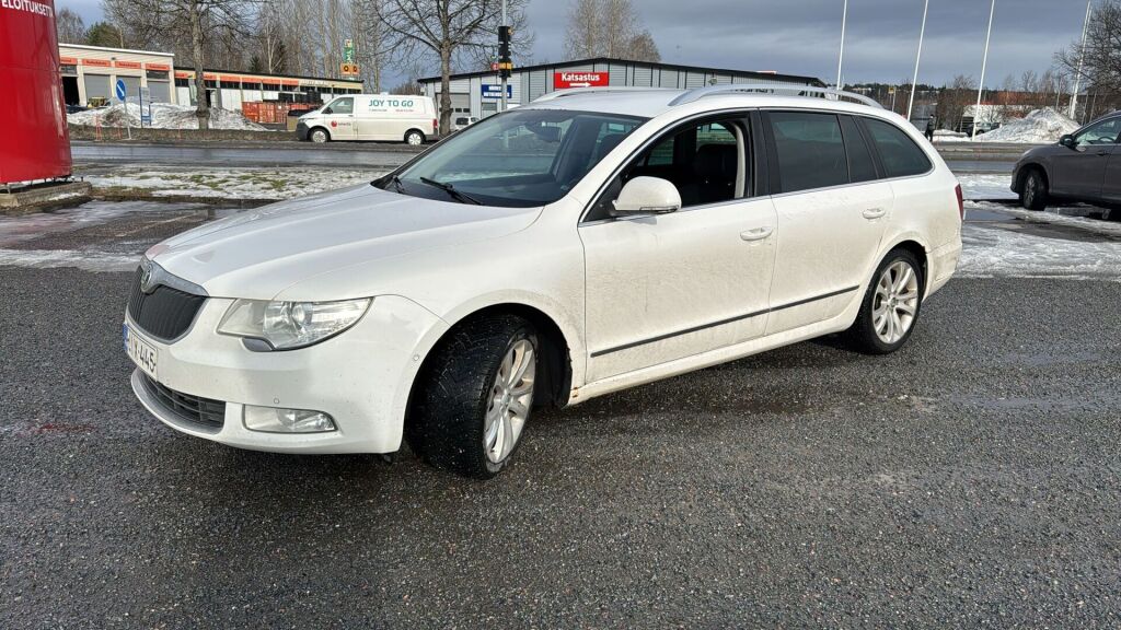 Skoda Superb 2012 Valkoinen