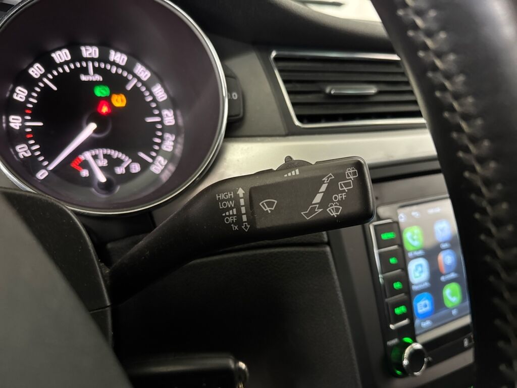 Skoda Superb 2012 Valkoinen