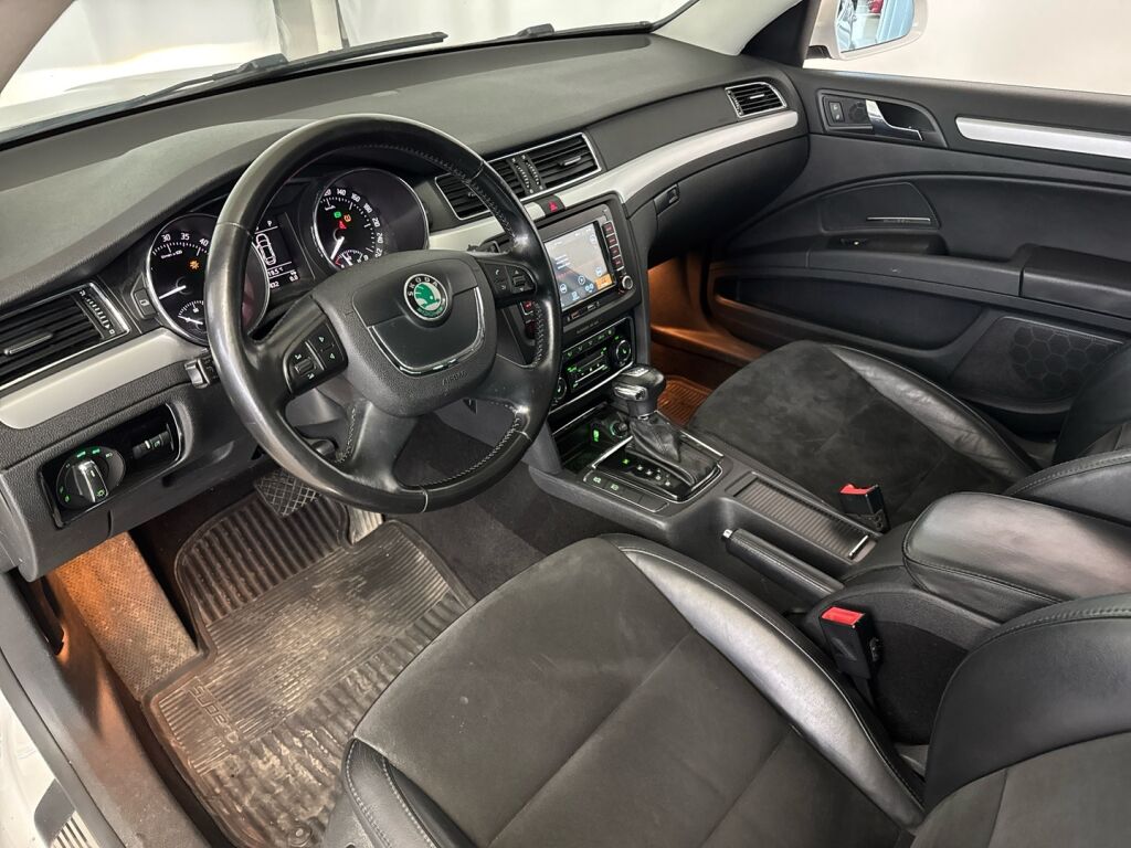 Skoda Superb 2012 Valkoinen