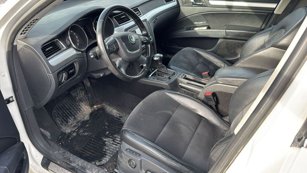 Skoda Superb 2012 Valkoinen