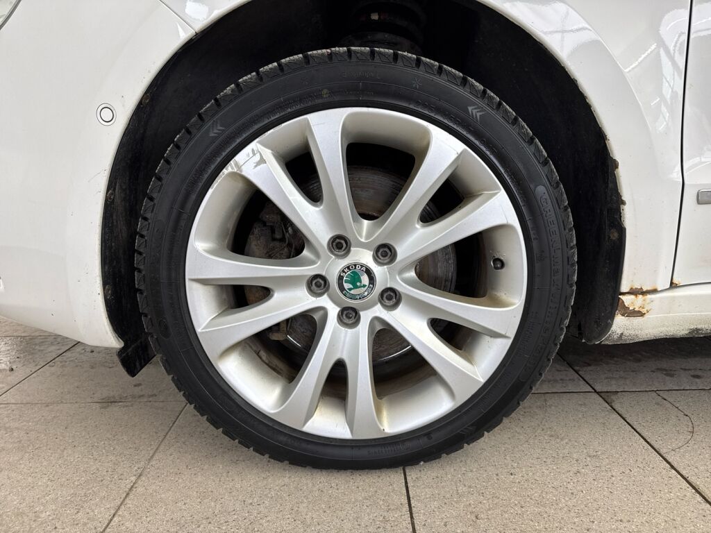 Skoda Superb 2012 Valkoinen