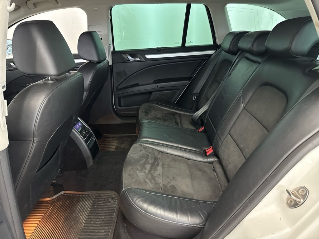 Skoda Superb 2012 Valkoinen