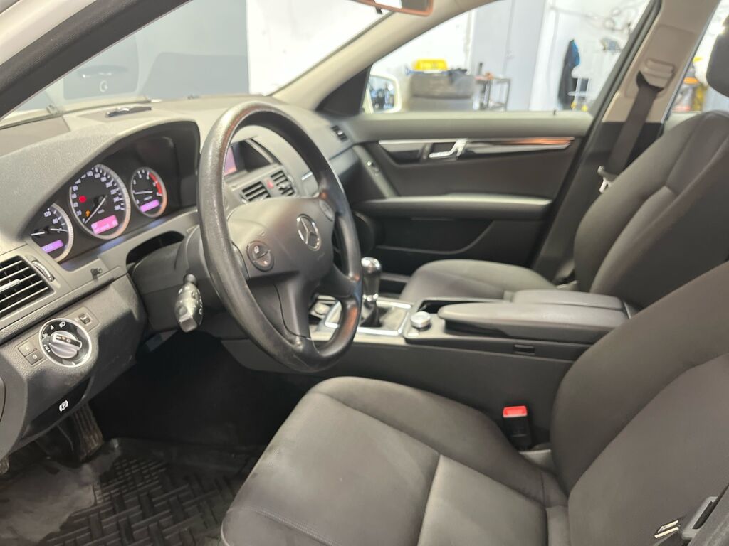 Mercedes-Benz C 2011 Valkoinen