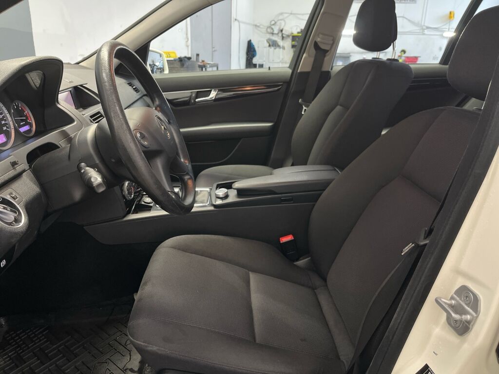 Mercedes-Benz C 2011 Valkoinen