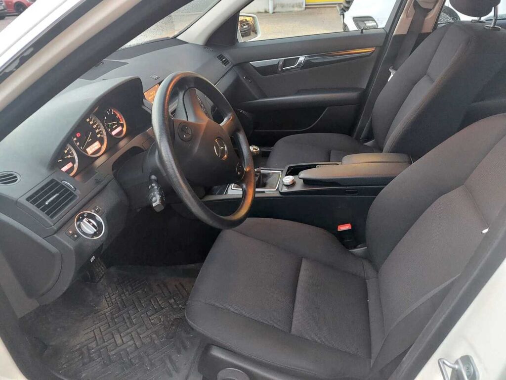 Mercedes-Benz C 2011 Valkoinen