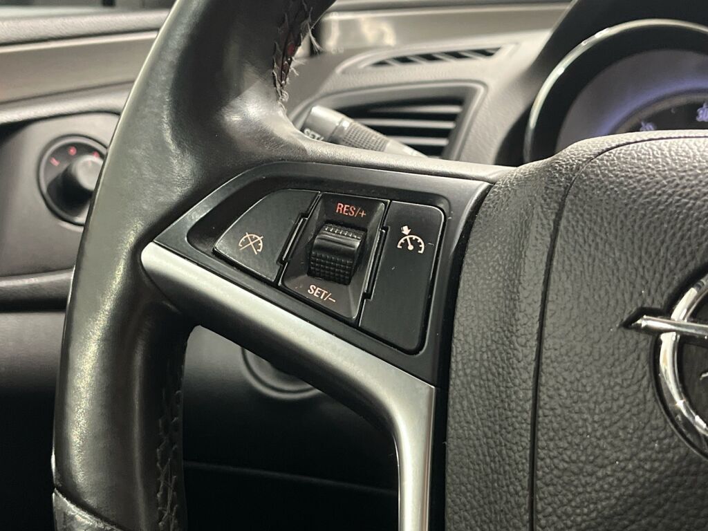 Opel Insignia 2013 Musta