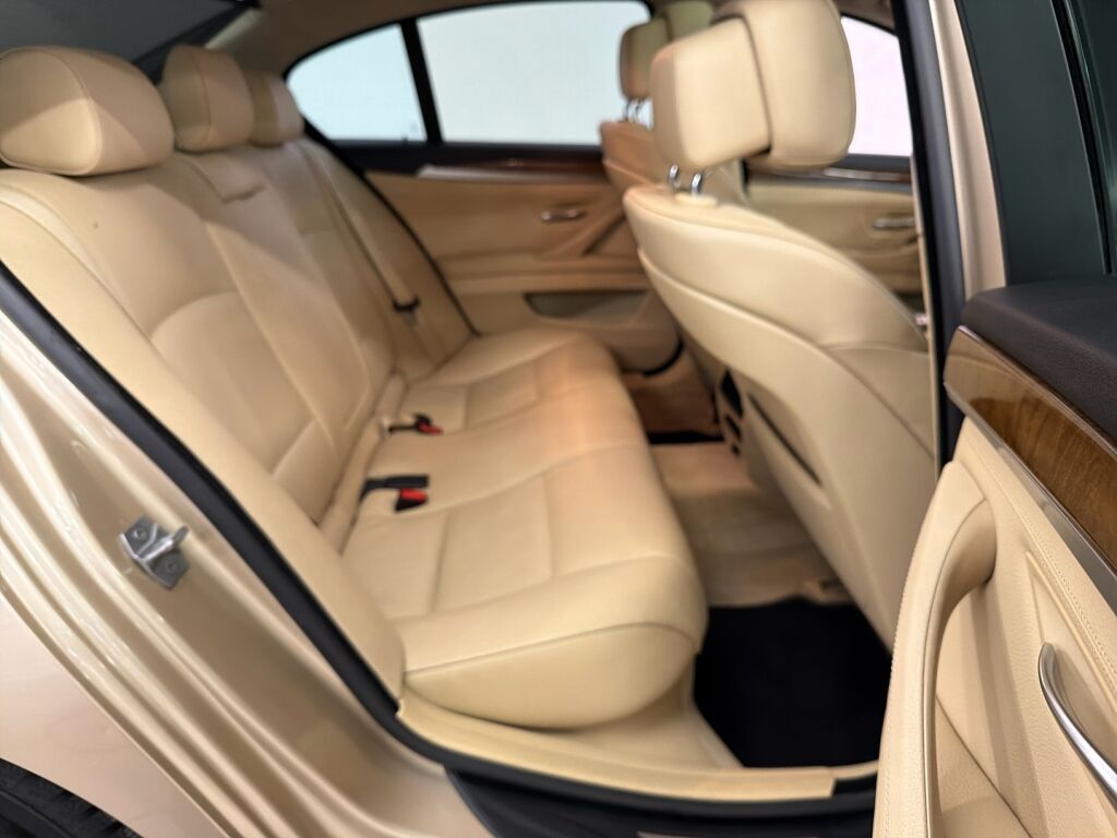 BMW 530 2013 Ruskea (beige)