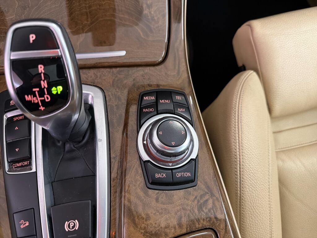 BMW 530 2013 Ruskea (beige)