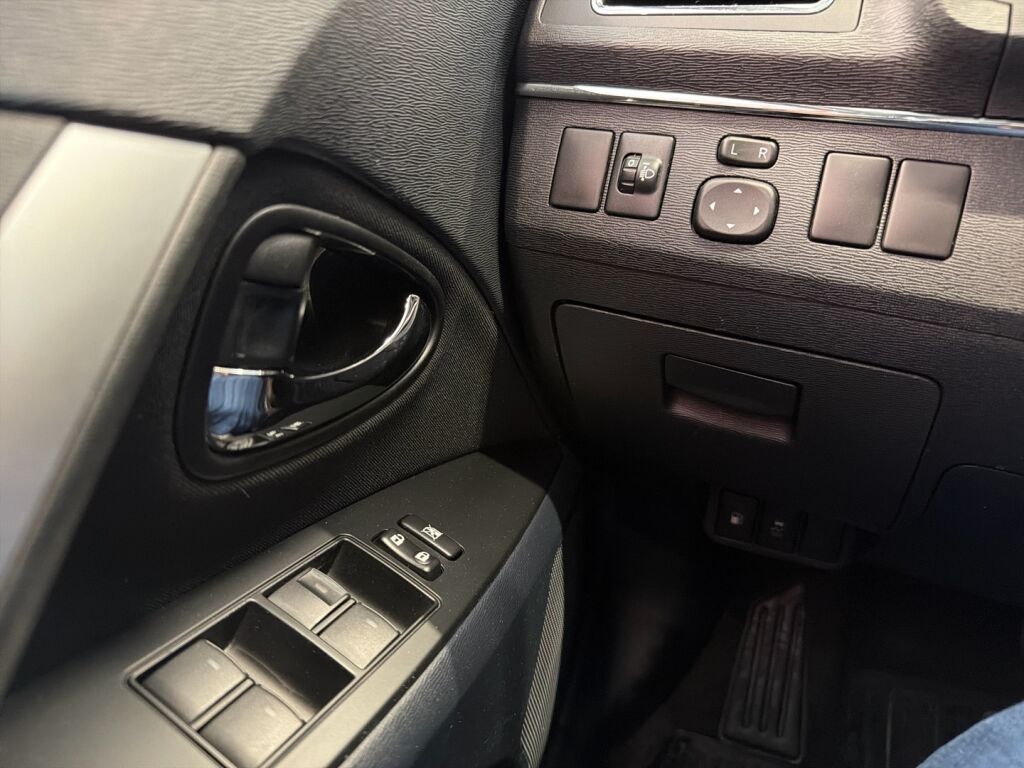 Toyota Avensis 2013 Harmaa