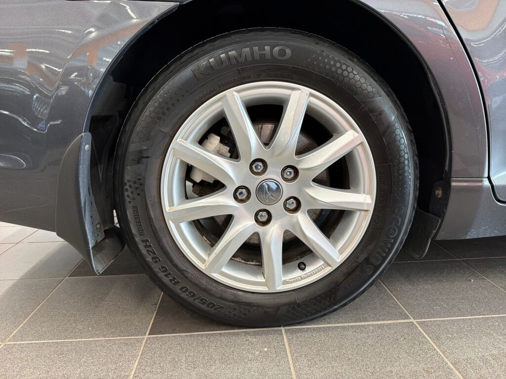 Toyota Avensis 2013 Harmaa