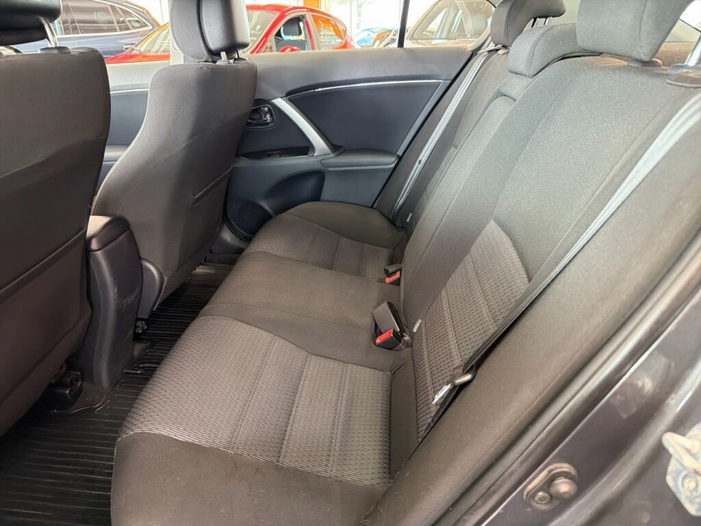 Toyota Avensis 2013 Harmaa