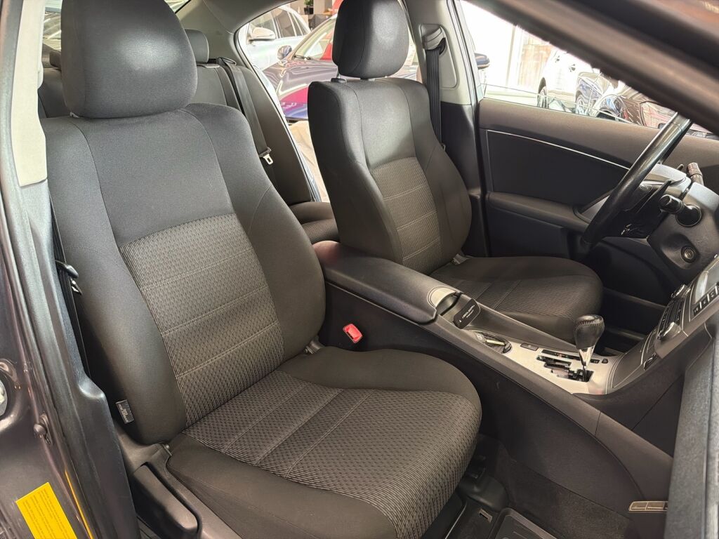 Toyota Avensis 2013 Harmaa