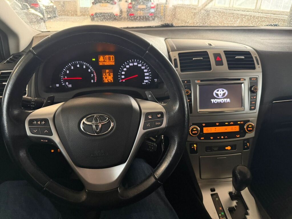 Toyota Avensis 2013 Harmaa