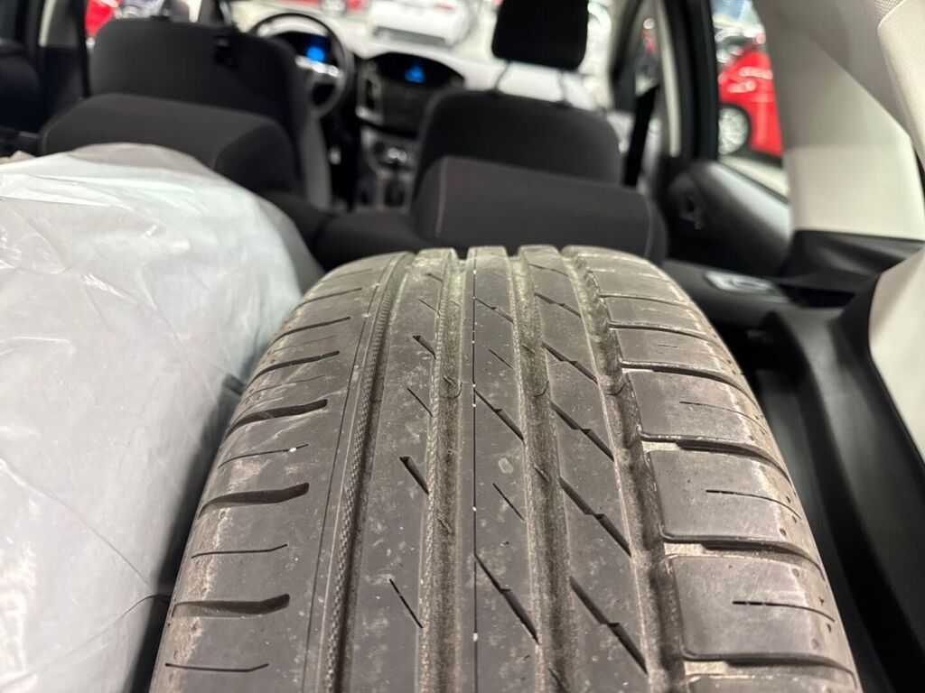 Ford Focus 2013 Ruskea (beige)