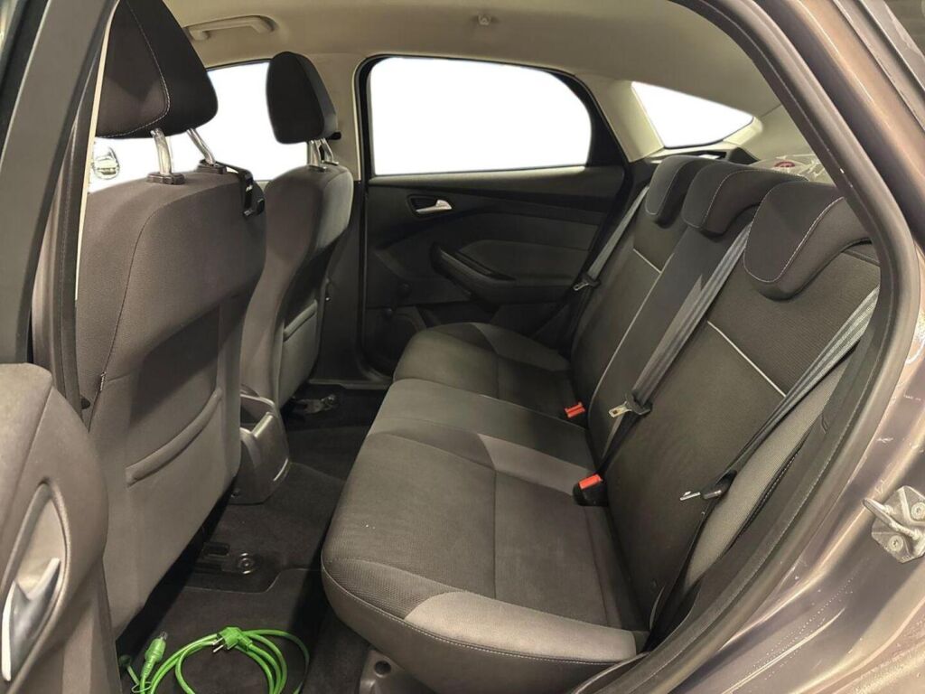 Ford Focus 2013 Ruskea (beige)