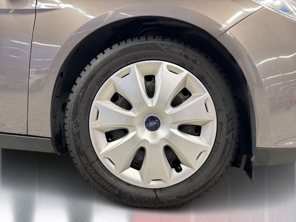 Ford Focus 2013 Ruskea (beige)