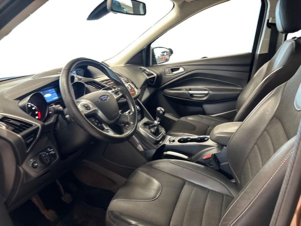 Ford Kuga 2015 Ruskea (beige)