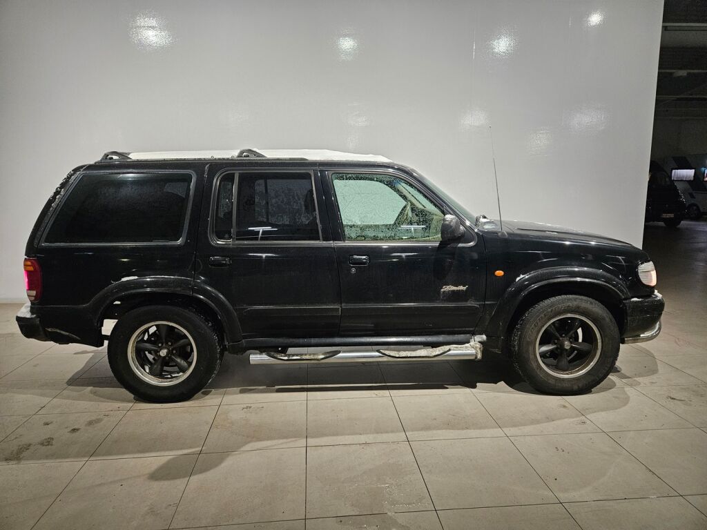 Ford Explorer 2001 Musta