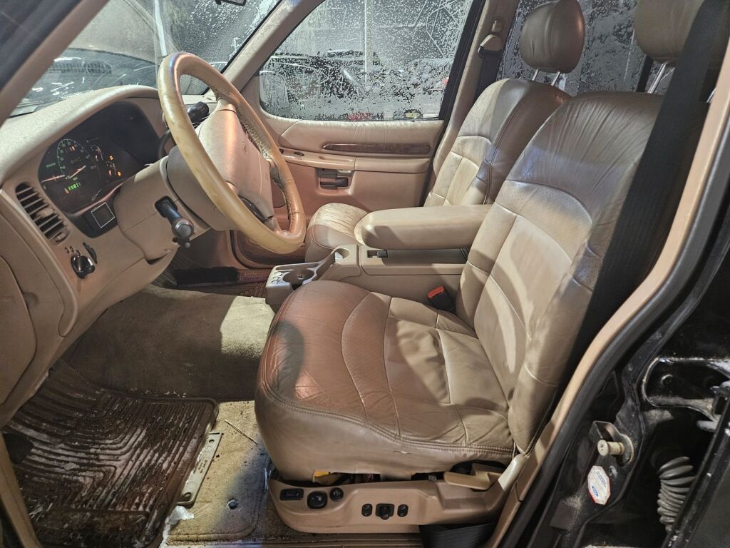 Ford Explorer 2001 Musta