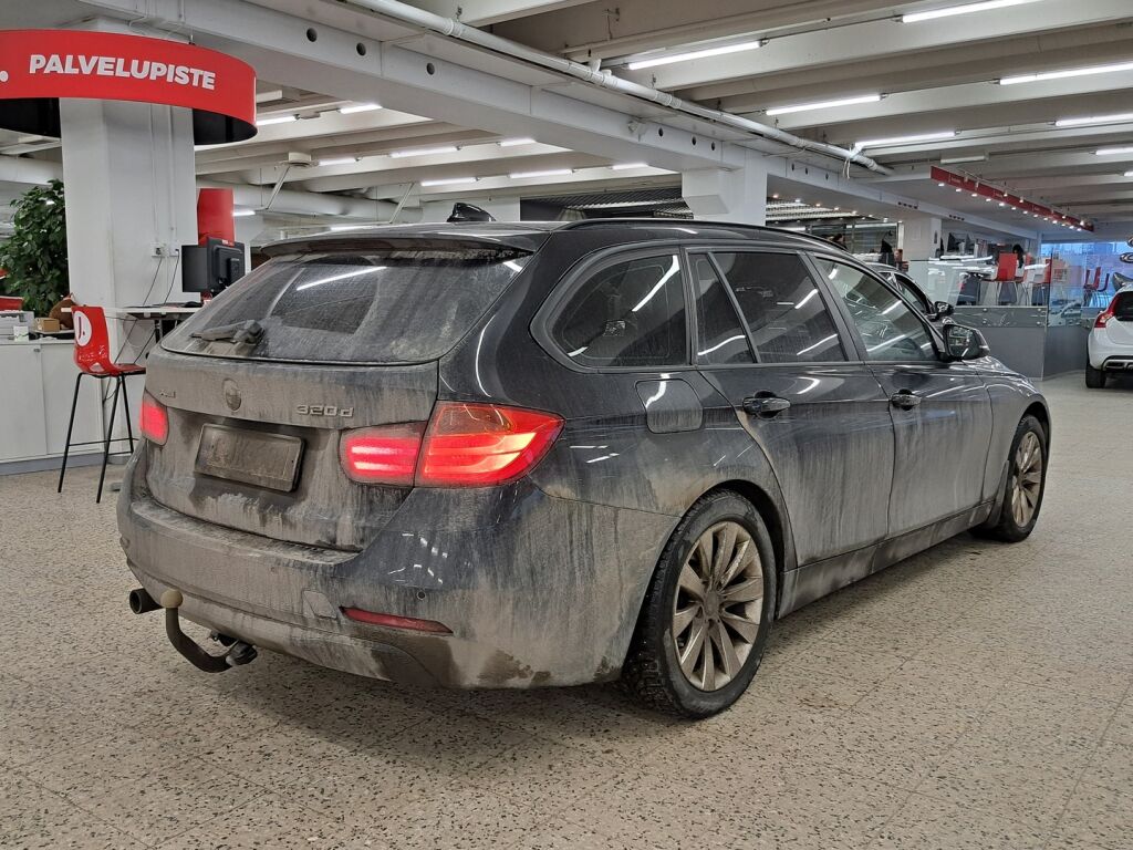BMW 320 2014 Musta